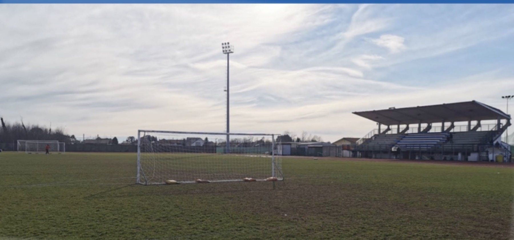 Il campo principale dello stadio di Vanzaghello con la tribuna coperta