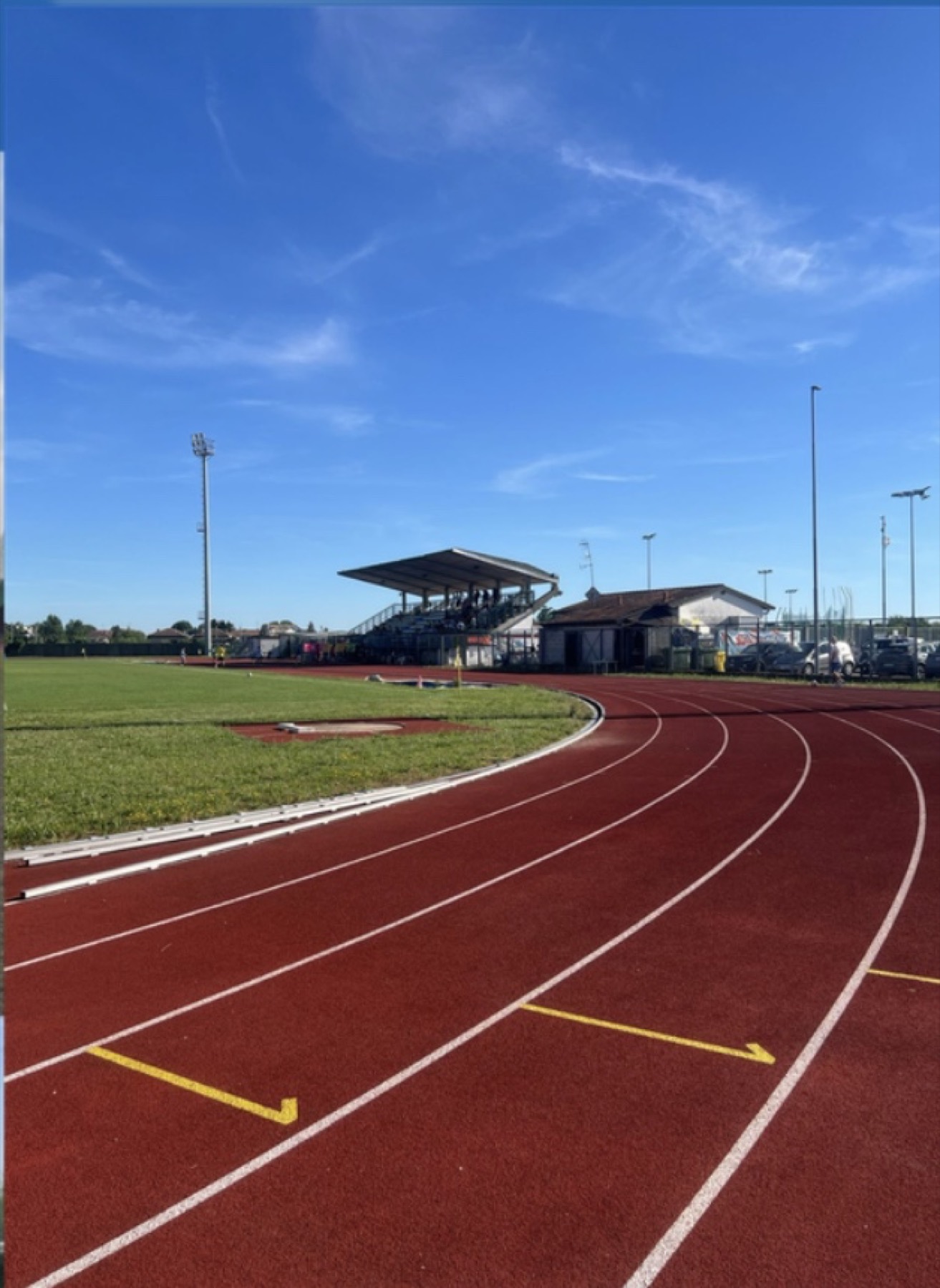 La pista di atletica del centro sportivo di Magnago con la tribuna coperta