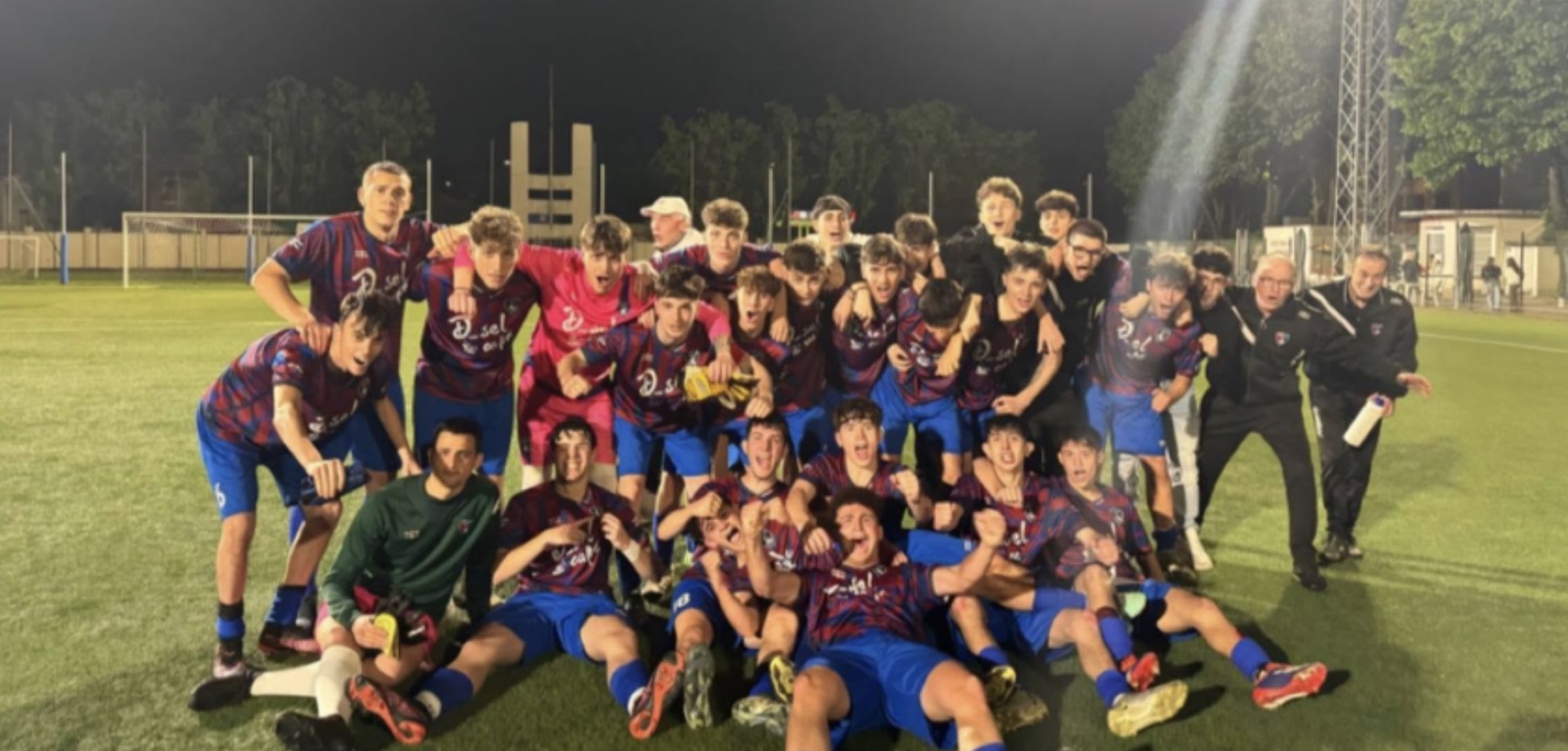 Una squadra giovanile dell’Accademia BMV festeggia in campo